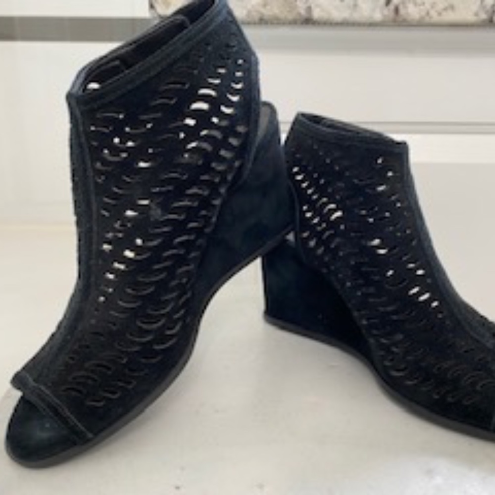 Via Spiga Womens Sz 7m  Black Suede Leather Wedge Sandals